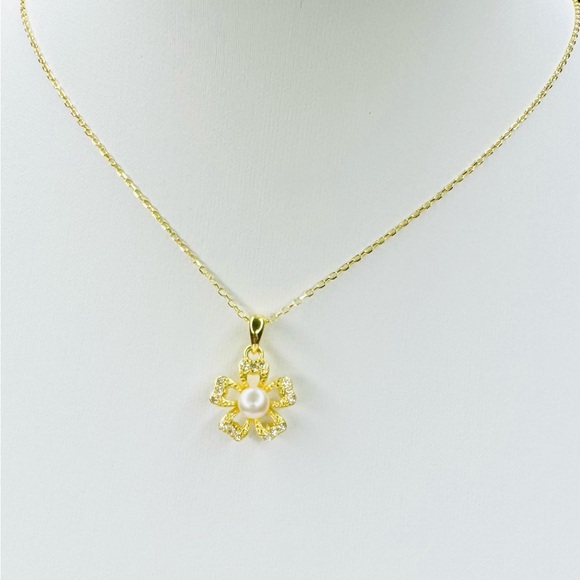 Elegant 14K Gold Flower w/Pearl in Pendant. Necklace comes As A Set w/Earrings - Picture 1 of 6